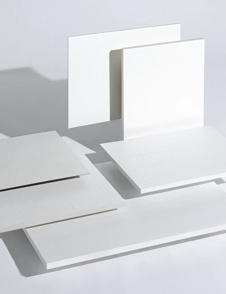 Ontdek de witte laminaten van Abet Laminati: materialen en heldere oppervlakken die wit interpreteren als een levend element, perfect voor architectuur en interieurontwerp.